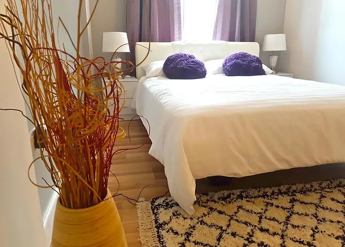 3 Bed Luxury Town Center Apartment With 50 Inch 4K Tv
