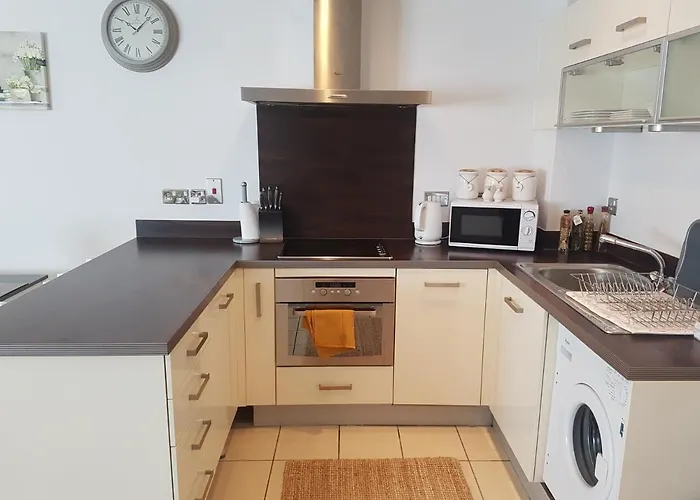 3 Bed Luxury Town Center Apartment With 50 Inch 4K Tv