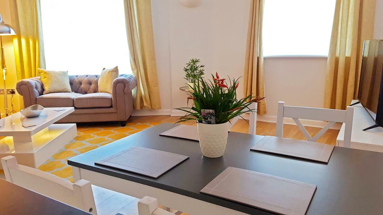 3 Bed Luxury Town Center With 50 Inch 4k Tv Apartment *
