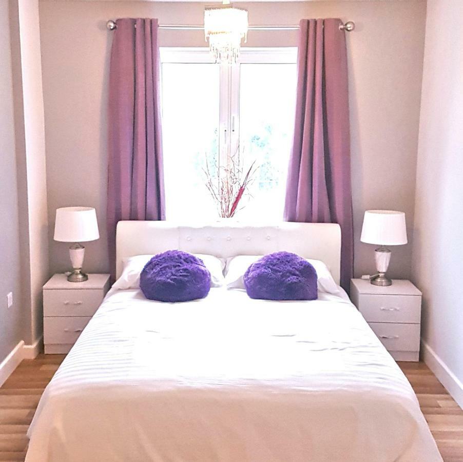 3 Bed Luxury Town Center With 50 Inch 4k Tv *
