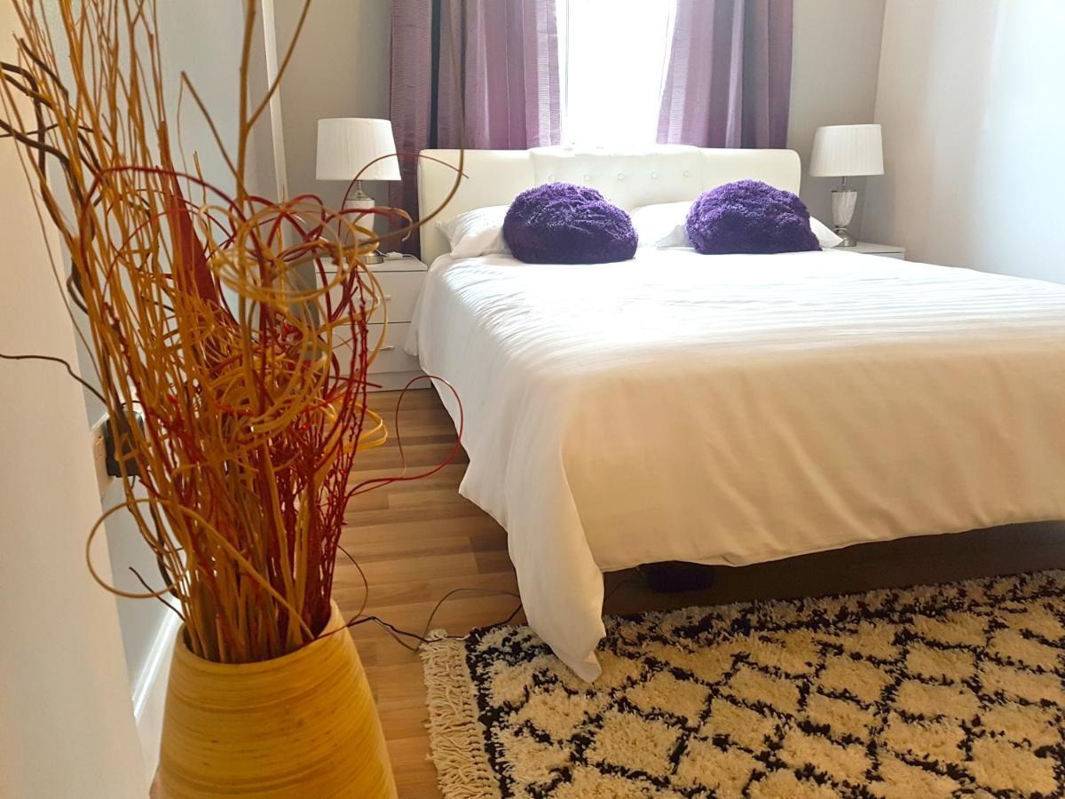 3 Bed Luxury Town Center With 50 Inch 4k Tv * Northampton