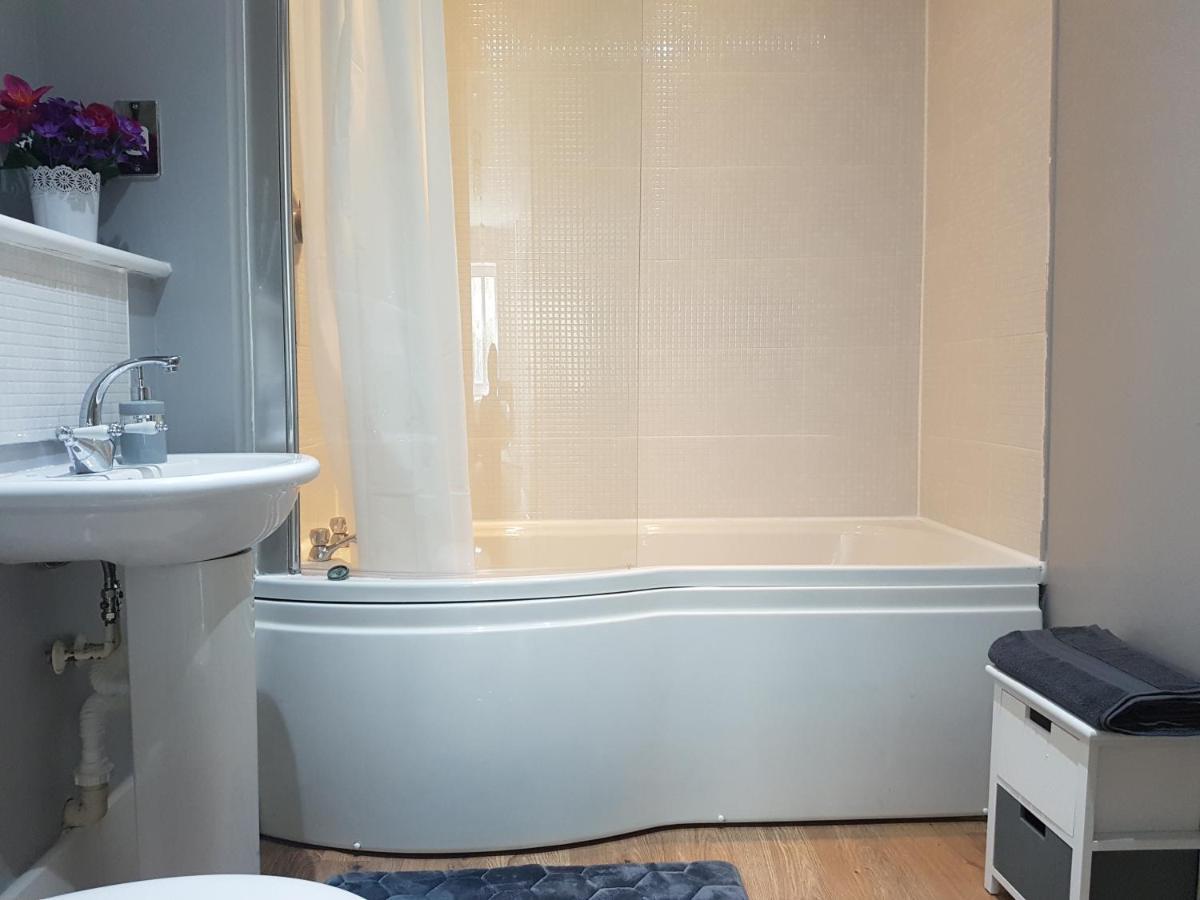 3 Bed Luxury Town Center With 50 Inch 4k Tv Apartment *