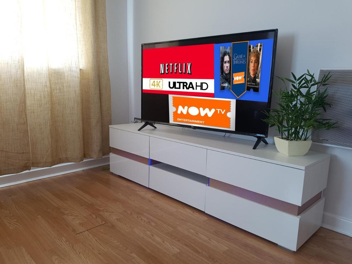3 Bed Luxury Town Center With 50 Inch 4k Tv
