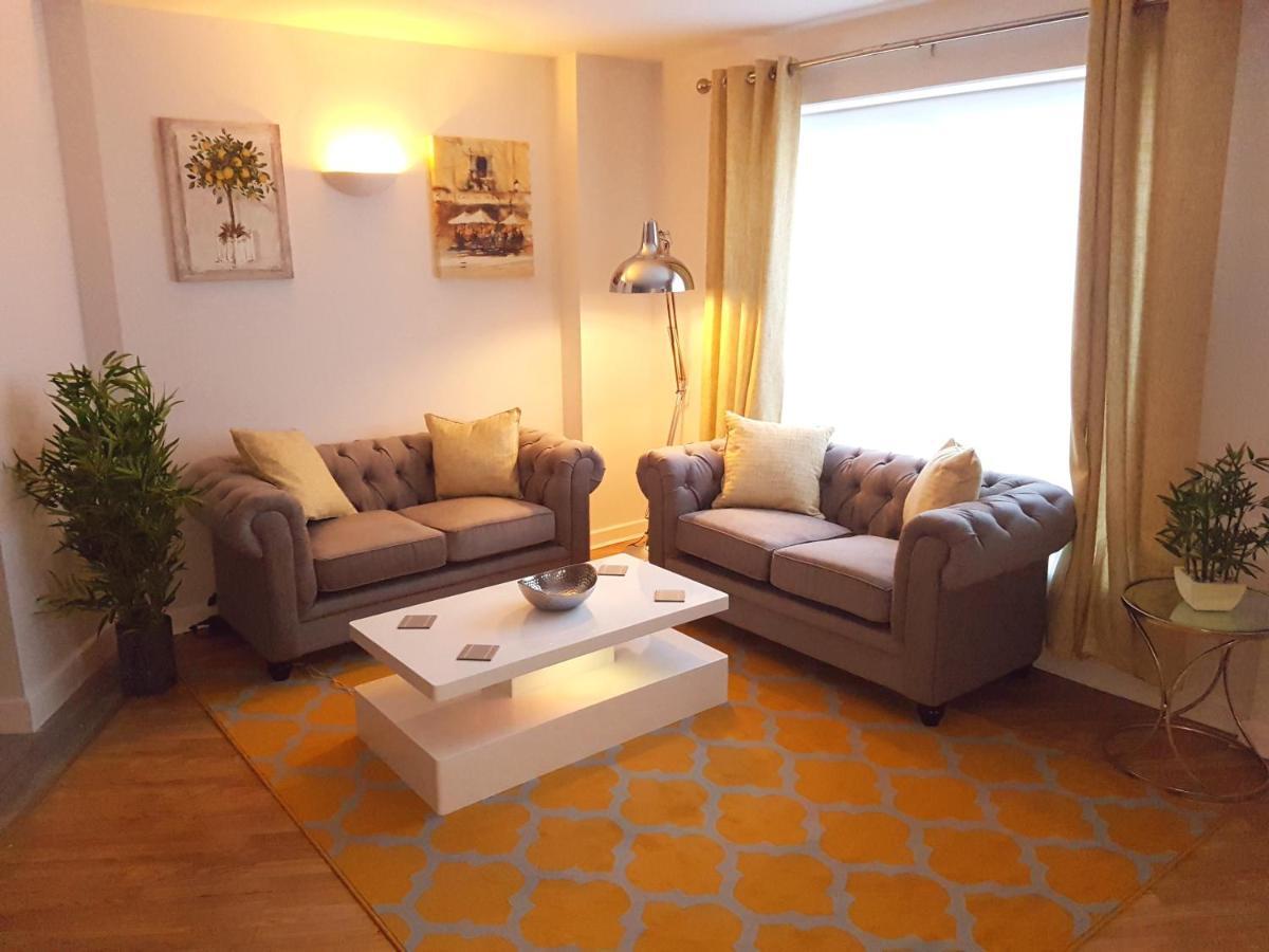 3 Bed Luxury Town Center With 50 Inch 4k Tv *